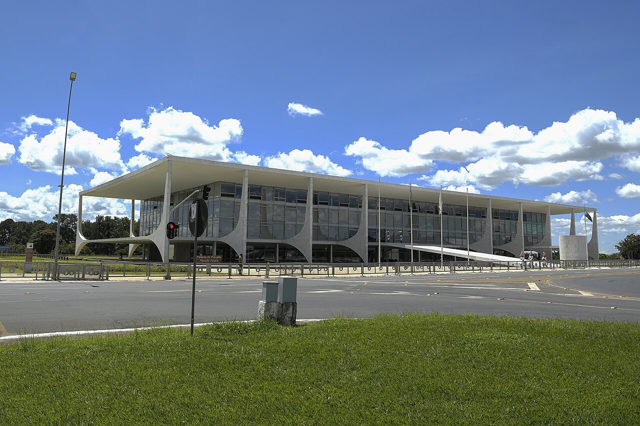 The colonnaded modernist façade of the Palácio do Planalto in Brasília
