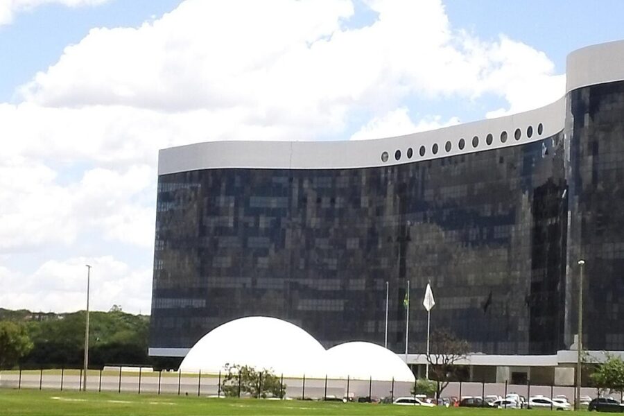 A modern multi-storey government court building with a glass and stone façade under a clear sky in Brasília.